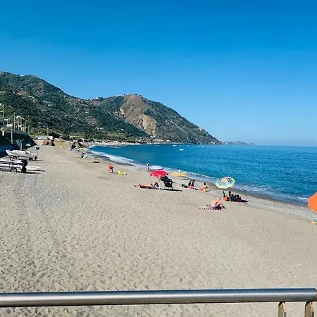 A Tre Passi Dal Mare Con Parcheggio Gratuito Gioiosa Marea